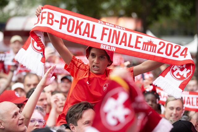 Der FCK im DFB-Pokal-Endspiel: Ausgelassene Stimmung schon am Vortag auf der Fanmeile auf dem Breitscheidplatz an der Berliner Gedächtniskirche | Foto: Jens Vollmer