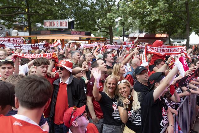 Der FCK im DFB-Pokal-Endspiel: Ausgelassene Stimmung schon am Vortag auf der Fanmeile auf dem Breitscheidplatz an der Berliner Gedächtniskirche | Foto: Jens Vollmer