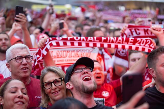 Der FCK im DFB-Pokal-Endspiel: Ausgelassene Stimmung schon am Vortag auf der Fanmeile auf dem Breitscheidplatz an der Berliner Gedächtniskirche | Foto: Jens Vollmer