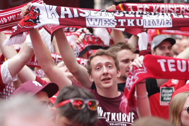 Der FCK im DFB-Pokal-Endspiel: Ausgelassene Stimmung schon am Vortag auf der Fanmeile auf dem Breitscheidplatz an der Berliner Gedächtniskirche | Foto: Jens Vollmer