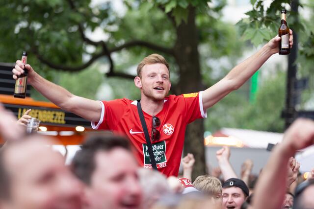 Der FCK im DFB-Pokal-Endspiel: Ausgelassene Stimmung schon am Vortag auf der Fanmeile auf dem Breitscheidplatz an der Berliner Gedächtniskirche | Foto: Jens Vollmer