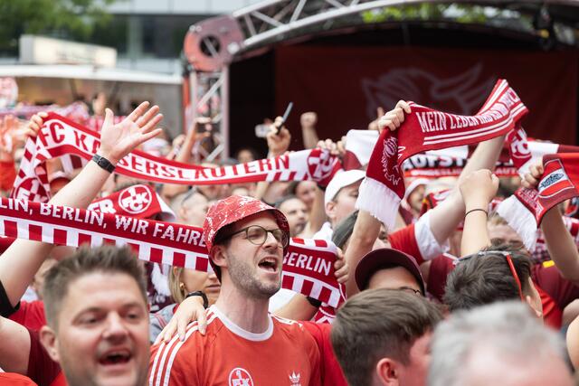 Der FCK im DFB-Pokal-Endspiel: Ausgelassene Stimmung schon am Vortag auf der Fanmeile auf dem Breitscheidplatz an der Berliner Gedächtniskirche | Foto: Jens Vollmer