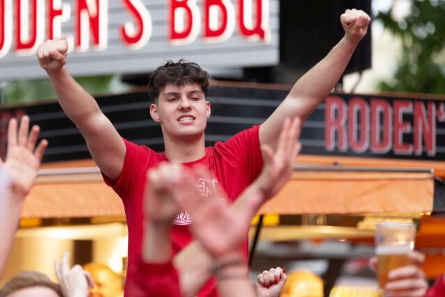 Der FCK im DFB-Pokal-Endspiel: Ausgelassene Stimmung schon am Vortag auf der Fanmeile auf dem Breitscheidplatz an der Berliner Gedächtniskirche | Foto: Jens Vollmer