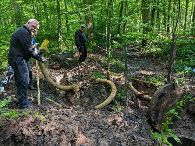 Trotz tiefem Boden werden die Drainagerohre verlegt.  | Foto: Herbert Schäffer 