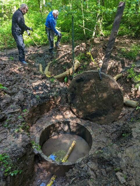 Schachtdeckel geöffnet und verlegen der Drainagerohre  | Foto: Herbert Schäffer 