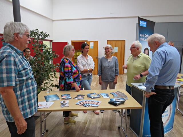 Zu Beginn im Foyer konnte man sich am Stand vom "Weißen Ring" informieren | Foto: Brigitte Melder