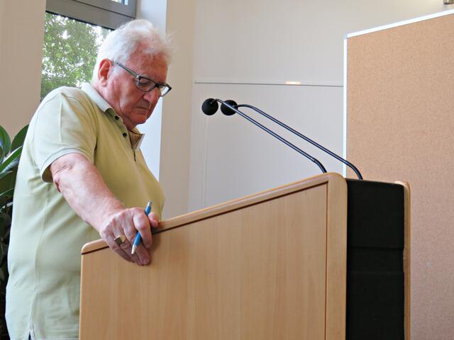 Günther Neudeck moderierte bei einer Szene | Foto: Brigitte Melder