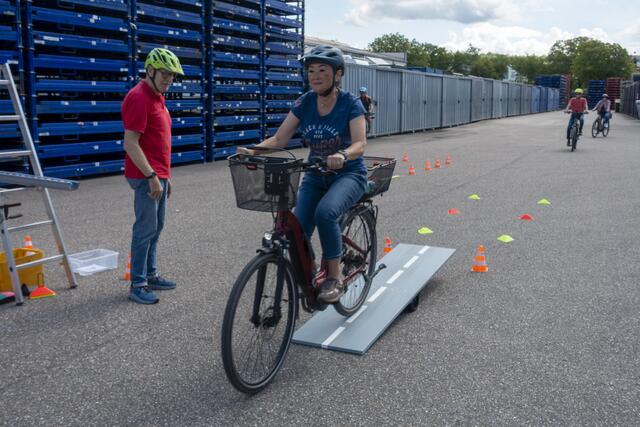Über eine Wippe fahren | Foto: Gerhard Öfner