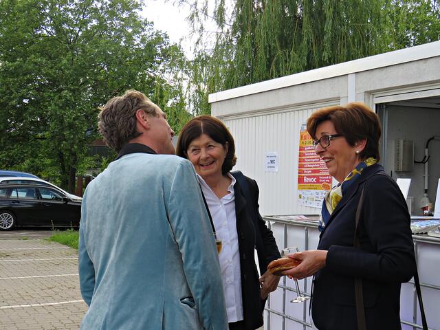 Der charmante Bernhard Vanecek hat wieder Bekannte entdeckt | Foto: Brigitte Melder