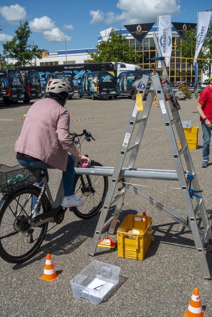 Einhändig fahren, Ball aufnehmen | Foto: Gerhard Öfner