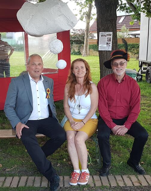 Unter der Installation des Kulturvereins:
OB Thomas Deuschle, Künstlerin Anita Medjed-Stumm und Heimatvereinsvorsitzender Peter Hiltwein | Foto: Urheber: W. Schmidhuber