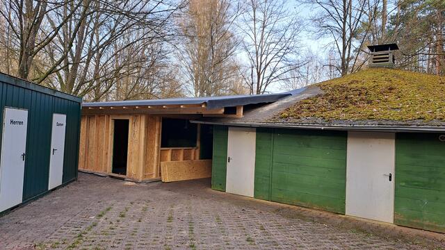 Der Bau nimmt immer mehr Gestalt an. Fehlt nur noch die Dämmung der Außenwand. | Foto: Tim Altschuck