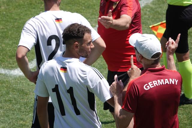 Gebärden des Bundestrainers Frank Zürn (aus Karlsruhe) vor der Einwechslung  | Foto: Melanie Zürn 