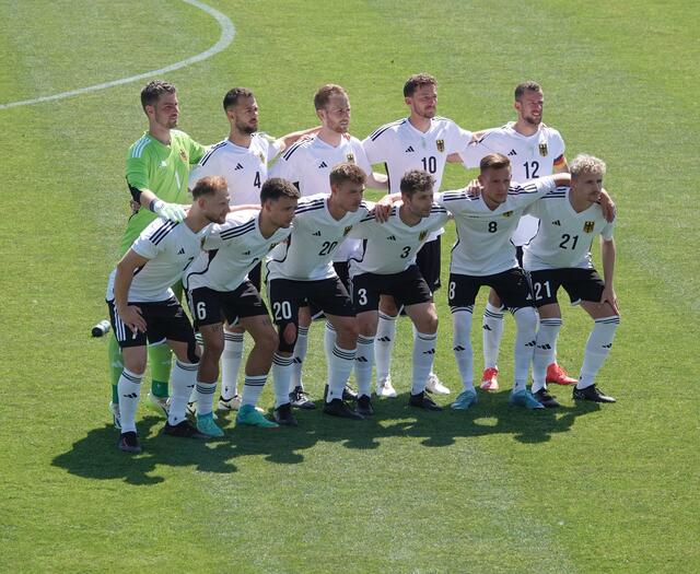 Startaufstellung im Spiel gegen England (aus Karlsruhe: Robin Bayer (hinten 1.v.r.), Kevin Bayer (hinten 2.v.r.), Dylan Volkmann (vorne 2.v.r.)) | Foto: Melanie Zürn
