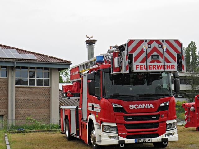 Feuerwehrauto und im Hintergrund Storchen im Nest | Foto: Brigitte Melder