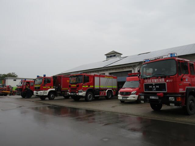 Feuerwehrfahrzeuge bei Regen | Foto: Brigitte Melder