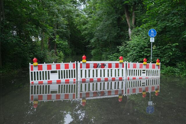 Die Zuwege zum Rhein sind gesperrt | Foto: Jessica Bader