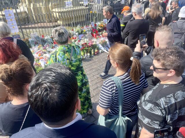 Vor und nach der Veranstaltung legten die Menschen am Denkmal Blumen für den getöteten Polizisten nieder | Foto: Roland Kohls