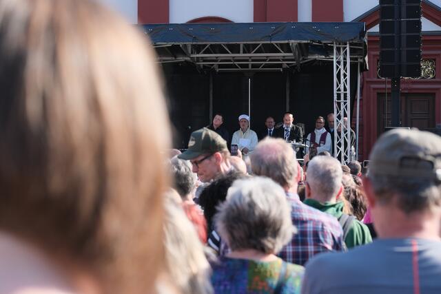 Beim gemeinsamen Friedensgebet der Religionsgemeinschaften herrschte andächtige Stille | Foto: Jessica Bader