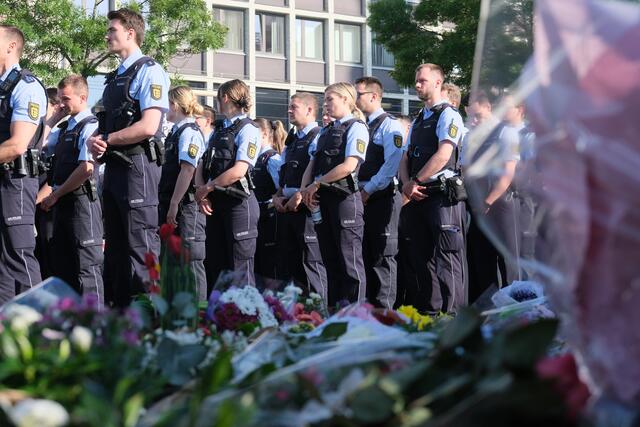Die Kameradinnen und Kameraden erweisen ihrem verstorbenen Kollegen die Ehre | Foto: Jessica Bader