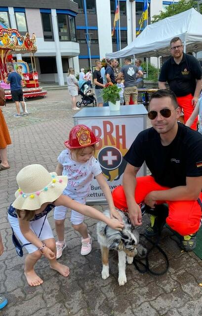 Ein Besuch am Stand der Rettungshundestaffel Kaiserslautern lohnt sich schon allein wegen der zutraulichen Vierbeiner | Foto: Bianca Kock