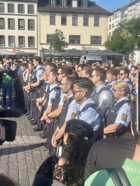 Polizisten gedenken nach der Veranstaltung ihrem Kollegen  | Foto: Roland Kohls