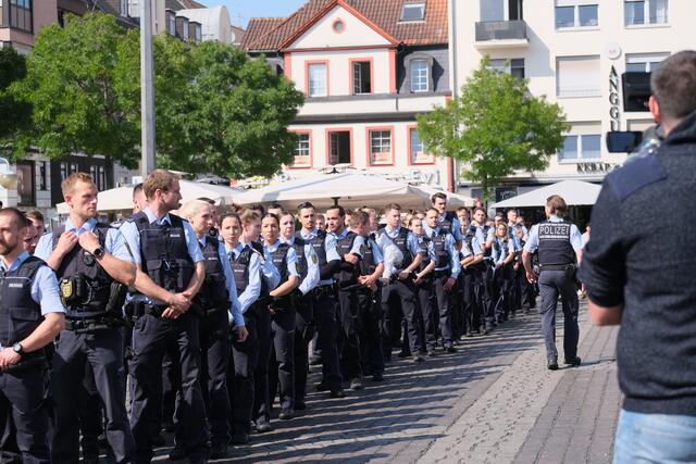 In unterschiedlichen Formationen liefen die anwesenden Beamten über den Platz | Foto: Jessica Bader