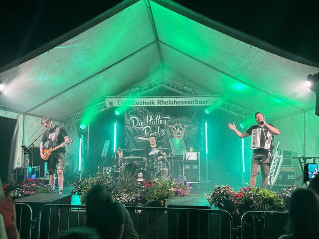 Im vergangenen Jahr haben die Hüttenrocker beim Westricher Sommerfest den Besuchern eingeheizt (Bild). In diesem Jahr spielen die Bands Chaotic und die Habachtaler auf | Foto: Sinika Walter-Haselbauer