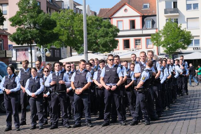 In unterschiedlichen Formationen liefen die anwesenden Beamten über den Platz | Foto: Jessica Bader