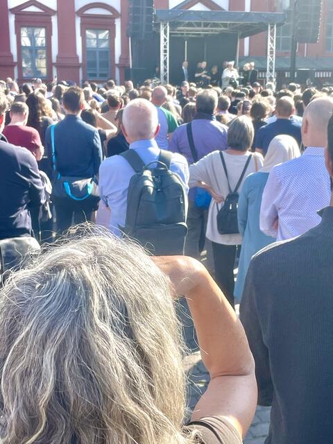 Die Polizei schätzt, dass sich 8.000 Menschen auf dem Mannheimer Marktplatz versammelt hatten | Foto: Roland Kohls