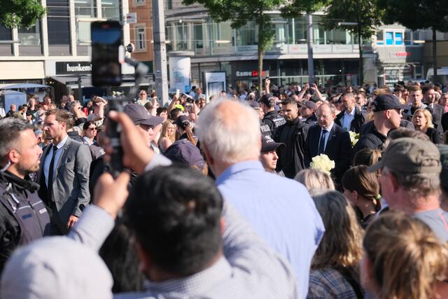Zum Abschluss der Veranstaltung wurden Blumen niedergelegt | Foto: Jessica Bader