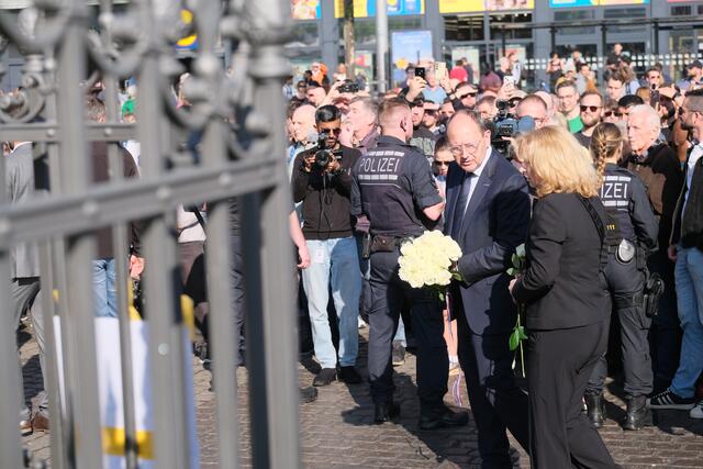 Zum Abschluss der Veranstaltung wurden Blumen niedergelegt | Foto: Jessica Bader