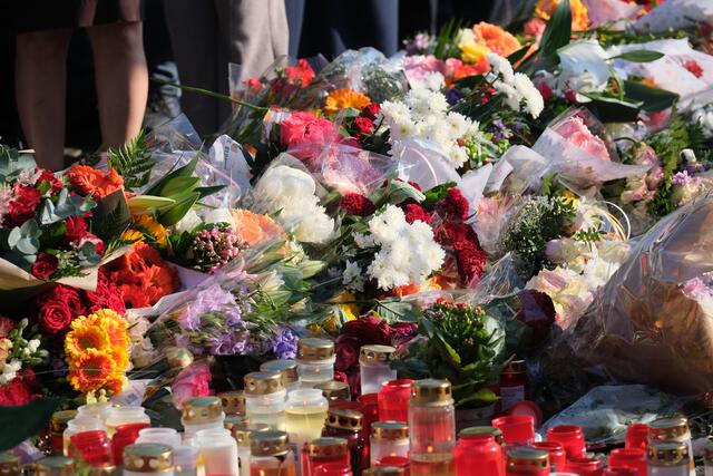 Hunderte Menschen legten Blumen auf dem Marktplatz nieder | Foto: Jessica Bader