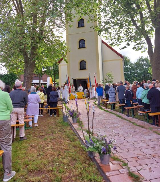 Vor dem Eingang zum Kolumbarium auf dem Schulhügel in Ramstein fand der Gottesdienst zum Fronleichnamsfest statt. | Foto: Hannah Layes