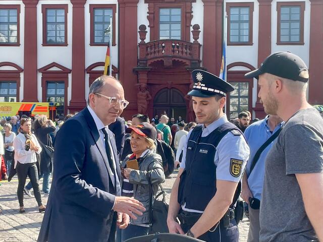 OB Christian Specht vor der Veranstaltung im Gespräch mit einem Polizisten  | Foto: Roland Kohls 