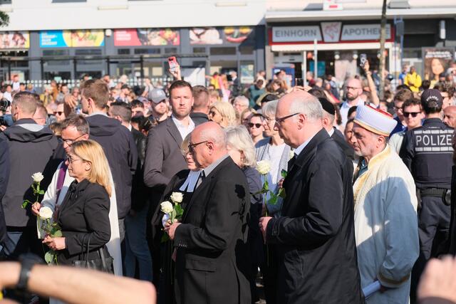 Auch die Vertreter der Religionsgemeinschaften legten Blumen zum Gedenken nieder | Foto: Jessica Bader