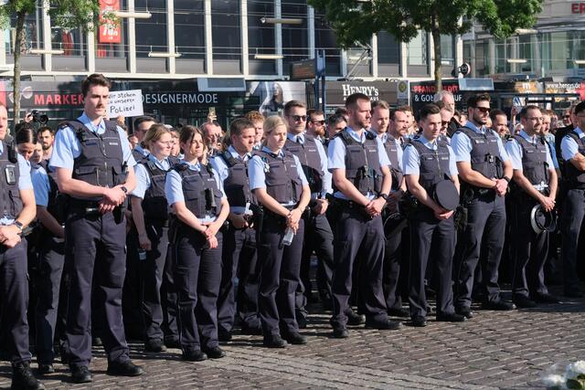 Die Kameradinnen und Kameraden erweisen ihrem verstorbenen Kollegen die Ehre | Foto: Jessica Bader