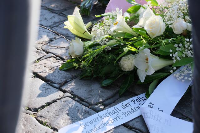Unter den zahlreichen Kränzen auch der der Gewerkschaft der Polizei | Foto: Jessica Bader