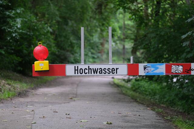 Aus Sicherheitsgründen wurden die Zuwege zum Rhein gesperrt | Foto: Jessica Bader
