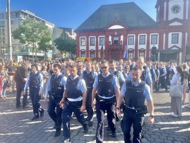 Unter Applaus marschieren Polizisten nach der Veranstaltung auf den Marktplatz, um ihrem Kollegen zu gedenken  | Foto: Roland Kohls