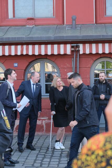 Zur Mahnwache reisten auch Bundesinnenministerin Nancy Faeser und der stellvertretende Ministerpräsident und Innenminister des Landes Baden-Württemberg, Thomas Strobl an | Foto: Jessica Bader
