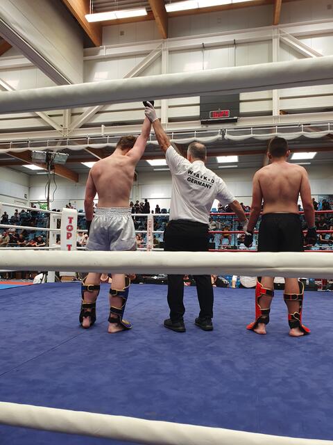 Urteilsverkündung direkt im Ring | Foto:  Bild VIKINGS MUAY THAI e.V.