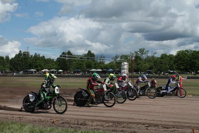 Tim Widera (links mit der Startnummer 99) wurde beim Sandbahnrennen in Altrip Zweiter | Foto: Michael Sonnick