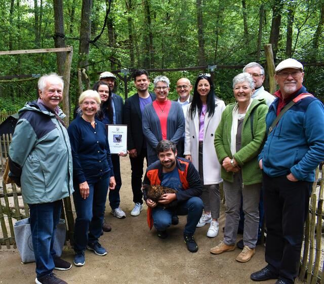 Anja Pfeiffer (Vierte von rechts), Manuel Steinbrenner (Fünter von links), Zoodirektor Matthias Schmidt (Vierter von links), Kitaleitung Eva Wolf (Dritte von links), Zoo-Pädagoge Danny Stock sowie Vertreterinnen und Vertreter der Stadtverwaltung, der Fraktionen des Ortsbeirates und der Zoofreunde Siegelbach. | Foto: Stadt Kaiserslautern