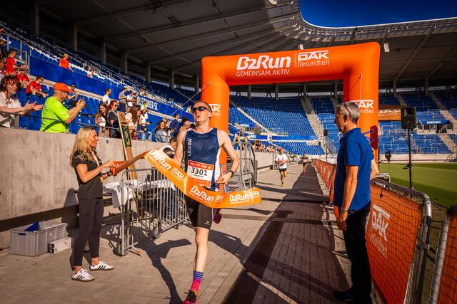 Freude im Ziel bei Gewinner Christian Muth | Foto: Stephan Schütze/B2Run