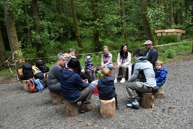 Probieren die naturnahen Sitzgelegenheiten aus: Anja Pfeiffer, Zoodirektor Matthias Schmidt, Kinder und Erzieherinnen des Zookindergartens, sowie Vertreterinnen und Vertreter der Stadtverwaltung | Foto: Stadt Kaiserslautern