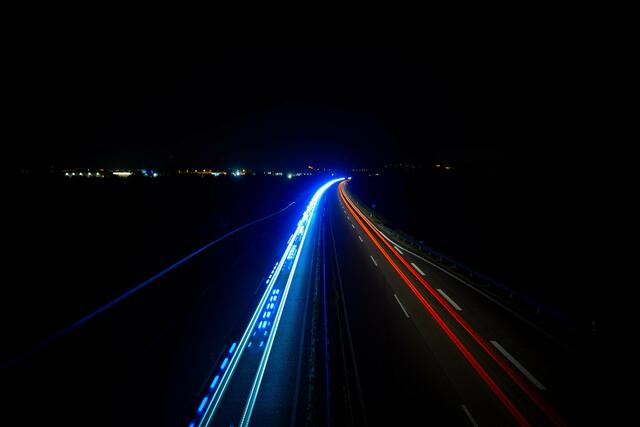Von dem Anhänger des Lkws löste sich ein Reifen von der Felge. In der Nacht konnten die nachfolgenden Fahrzeuge das Hindernis nicht gleich erkennen   | Foto: Autobahnpolizei Ruchheim