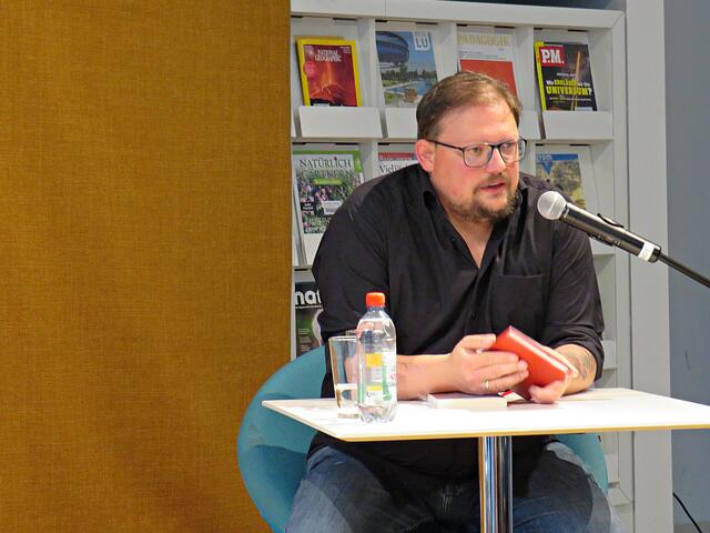 Bei der Lesung David Emling | Foto: Brigitte Melder