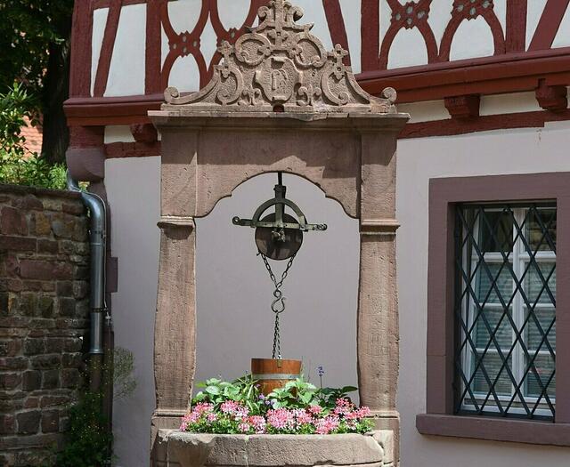 Alter Sandsteinbrunnen vor Fachwerkhaus | Foto: Stadt Karlsruhe, Monika Müller-Gmelin