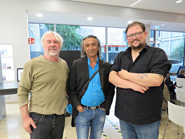 Ludwigshafener Autor Hasan Özdemir in die Mitte genommen | Foto: Brigitte Melder